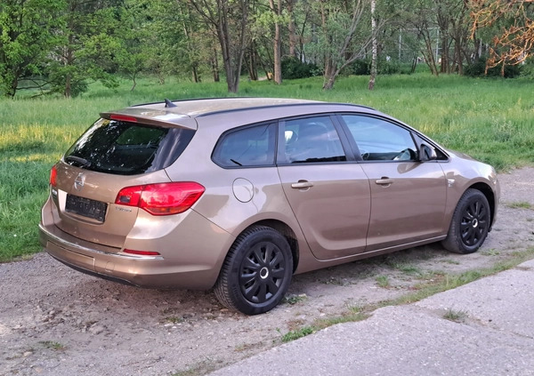 Opel Astra cena 24800 przebieg: 204000, rok produkcji 2012 z Gliwice małe 232